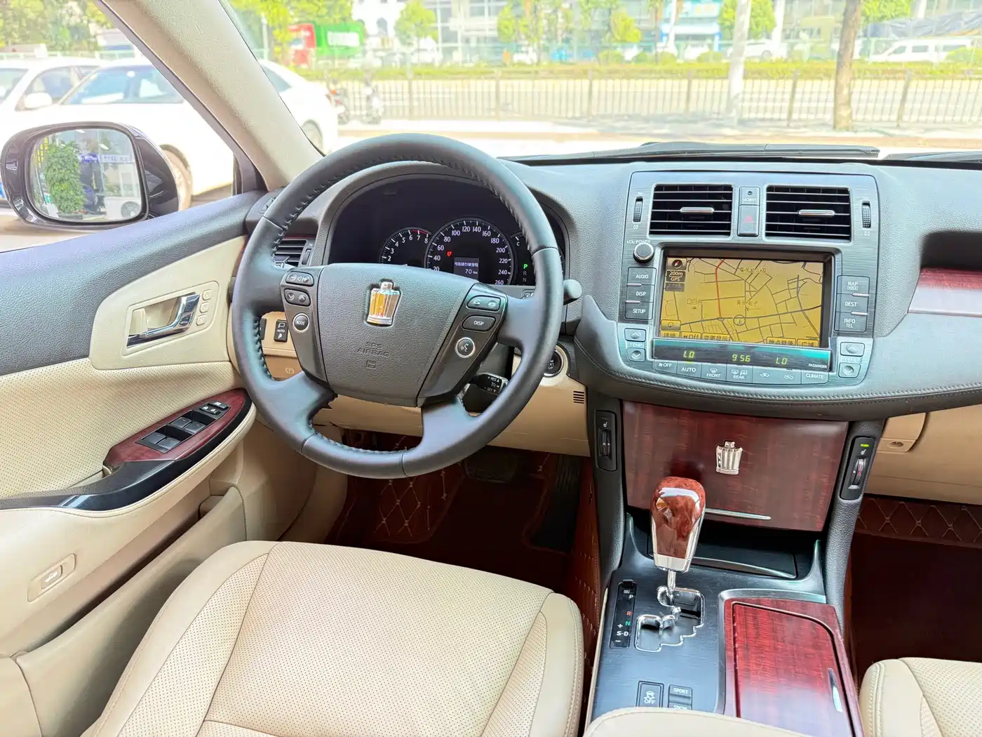 Фото 7 - Toyota Crown