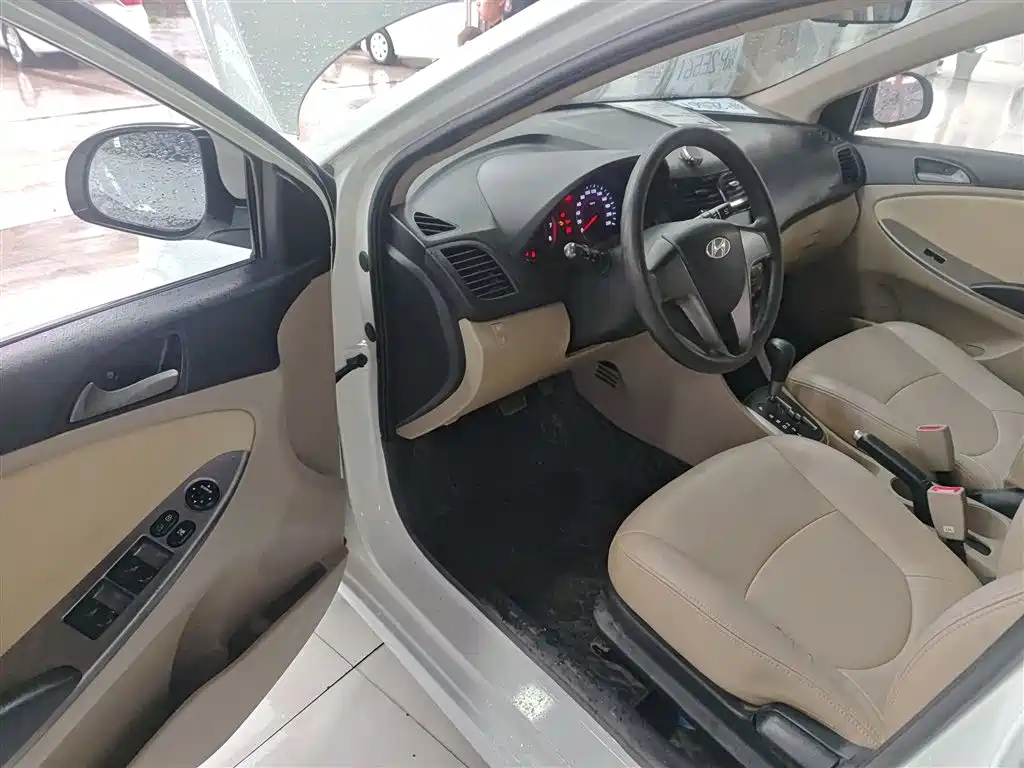 Hyundai Verna 2014 1.4L Automatic Leading GLX фото 16