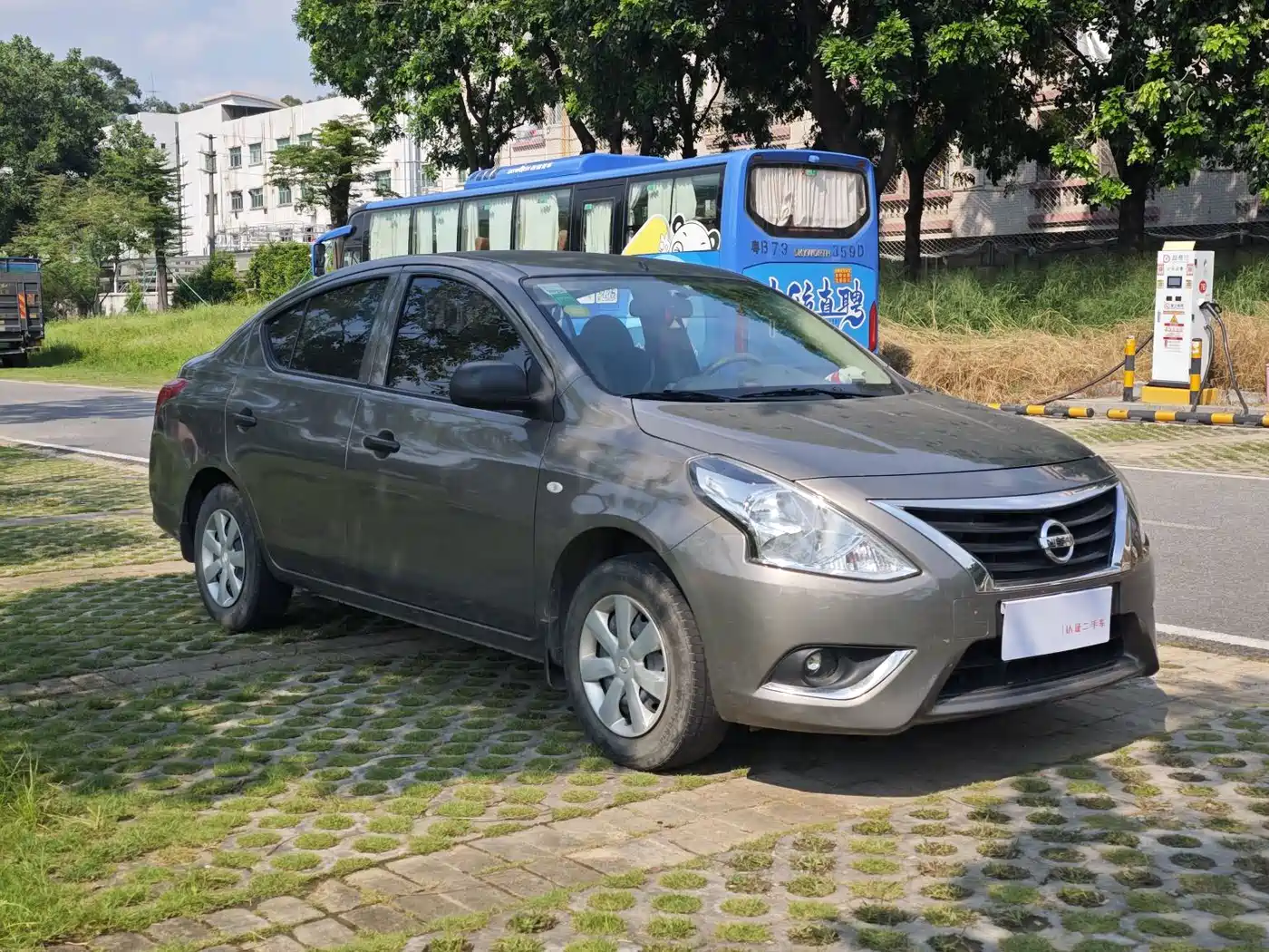 Photo 3 - Nissan Sunny