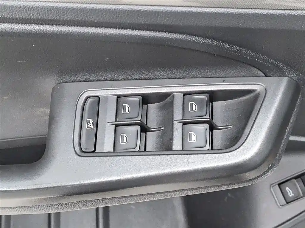 Volkswagen Lavida 2015 230TSI DSG Comfort Edition фото 9