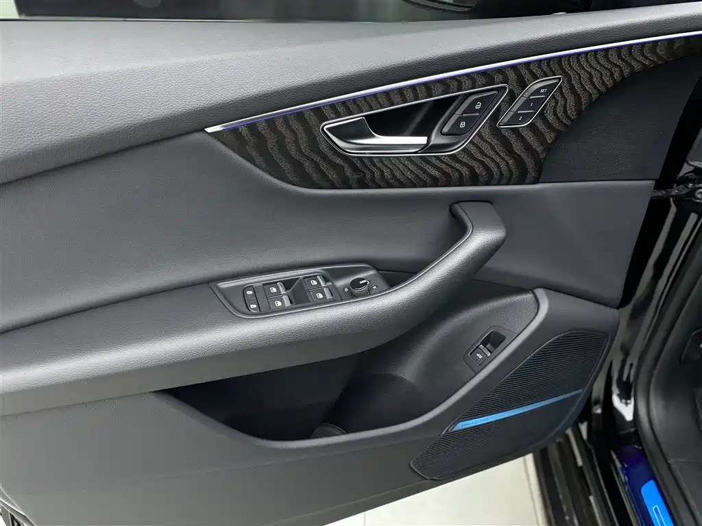 Audi Q8 2022 55 TFSI Luxury Dynamic фото 21