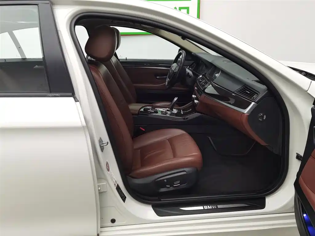 BMW 5 Series 2014 525Li Leading фото 23