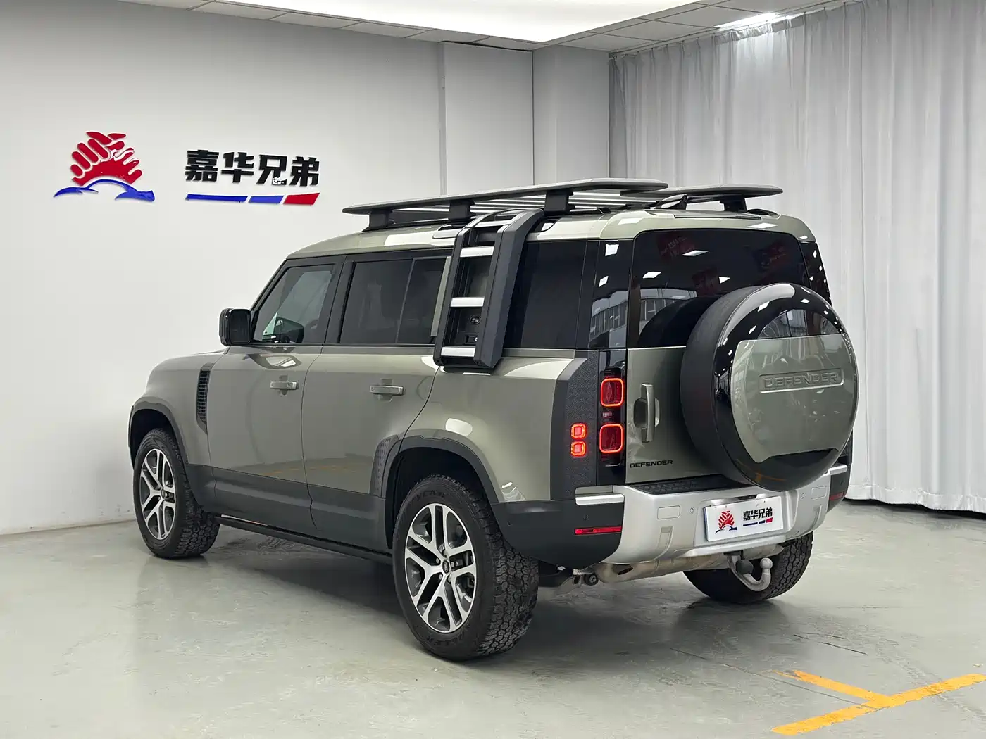 Land Rover Defender 2023 Model 110 3.0T P400 Dark Special Edition фото 12