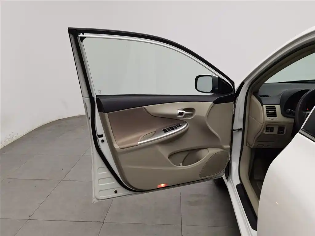 Toyota Corolla 2012 Styling Edition 1.8L CVT GL-i фото 8