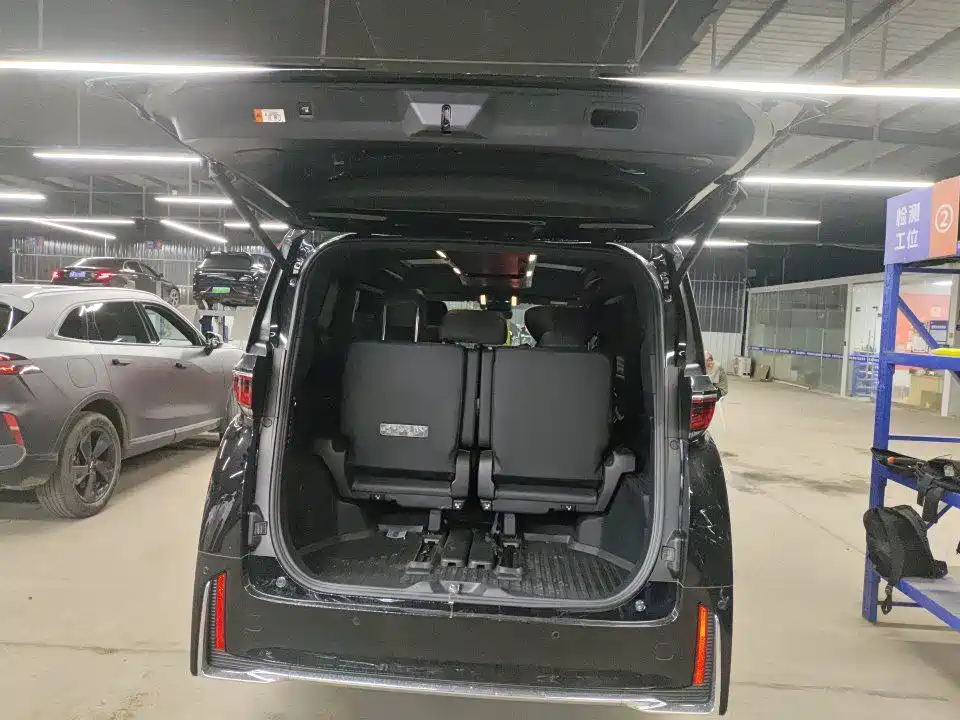 Toyota Vellfire 2024 Crown Hybrid 2.5L Executive Premium Edition фото 12