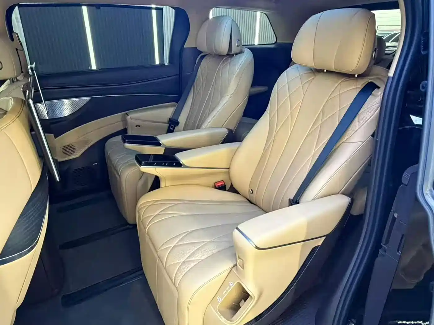 Denza D9 2025 2025 Model DM-i Smart Drive Edition 1020 AWD Flagship