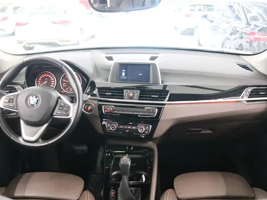 BMW X1 2018 sDrive18Li Premium Model фото 5