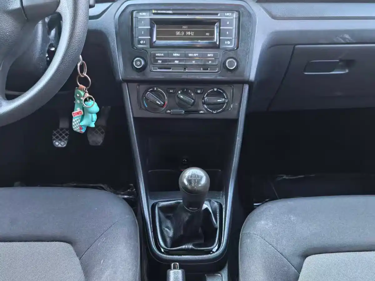 Volkswagen Jetta 2015 1.6L Manual Trend фото 17