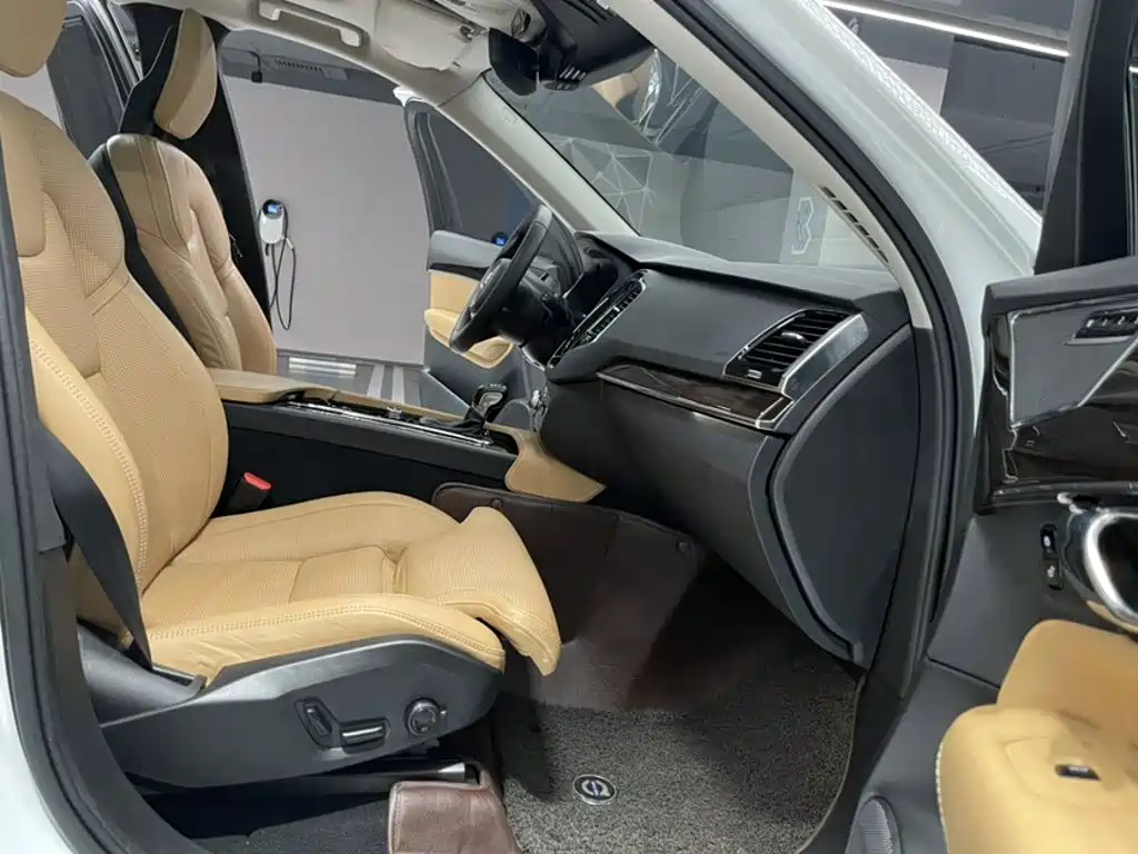 Фото 18 - Volvo XC90