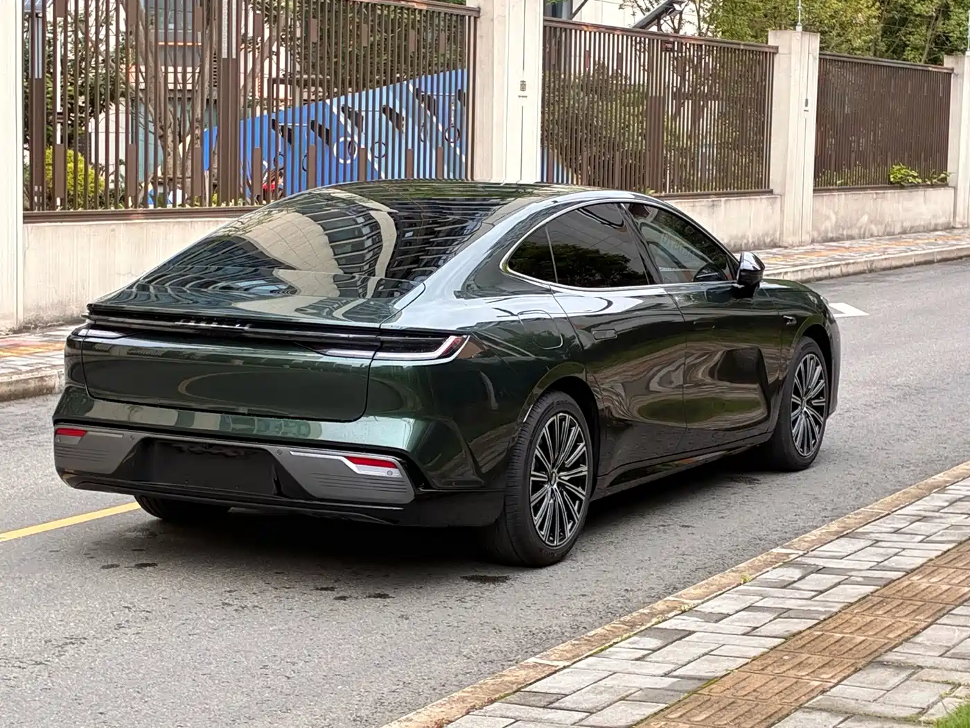 Geely Galaxy Galaxy Xingyao 8 2025 Model 130km EM-i Flagship Edition фото 10