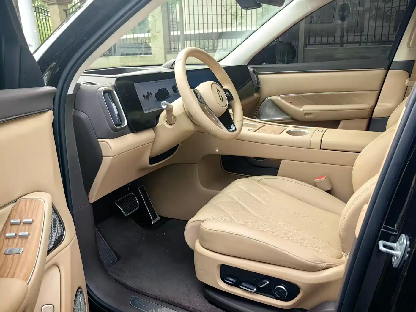 AITO Wenjie AITO M8 2025 Extended Range Ultra 53.4kWh 6-Seater фото 16