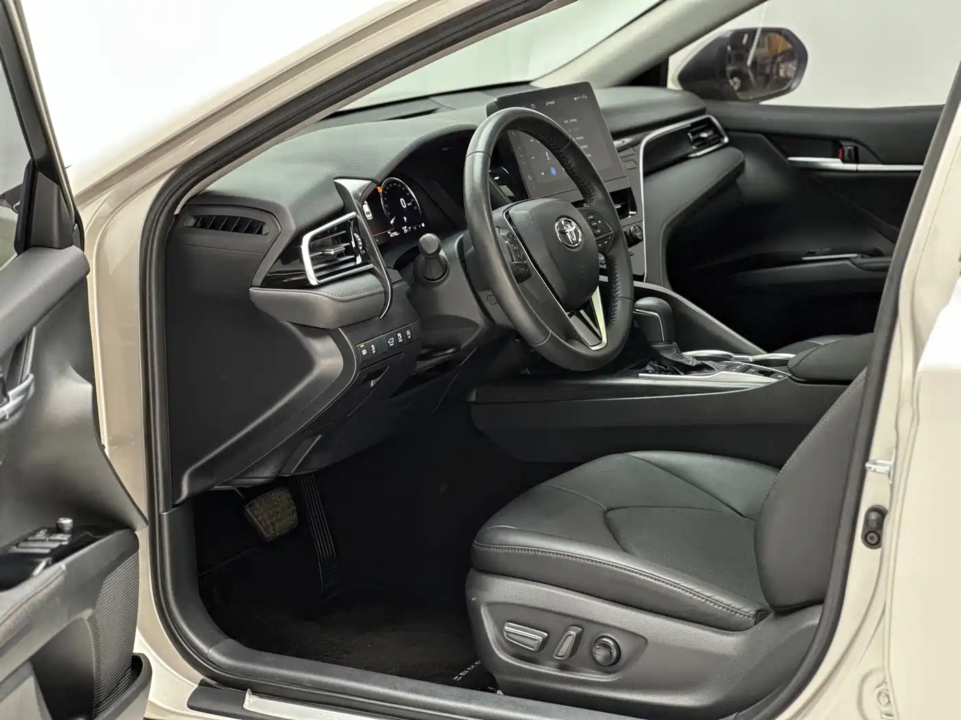 Toyota Camry 2023 2.5G Luxury Edition фото 13