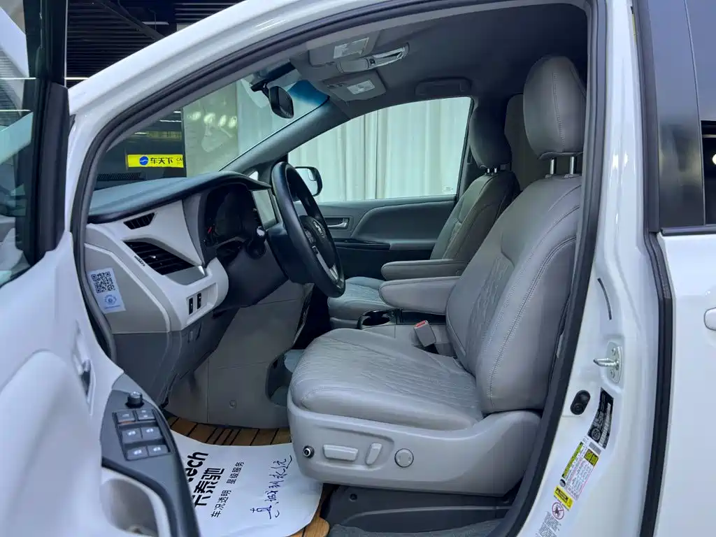 Photo 7 - Toyota Sienna