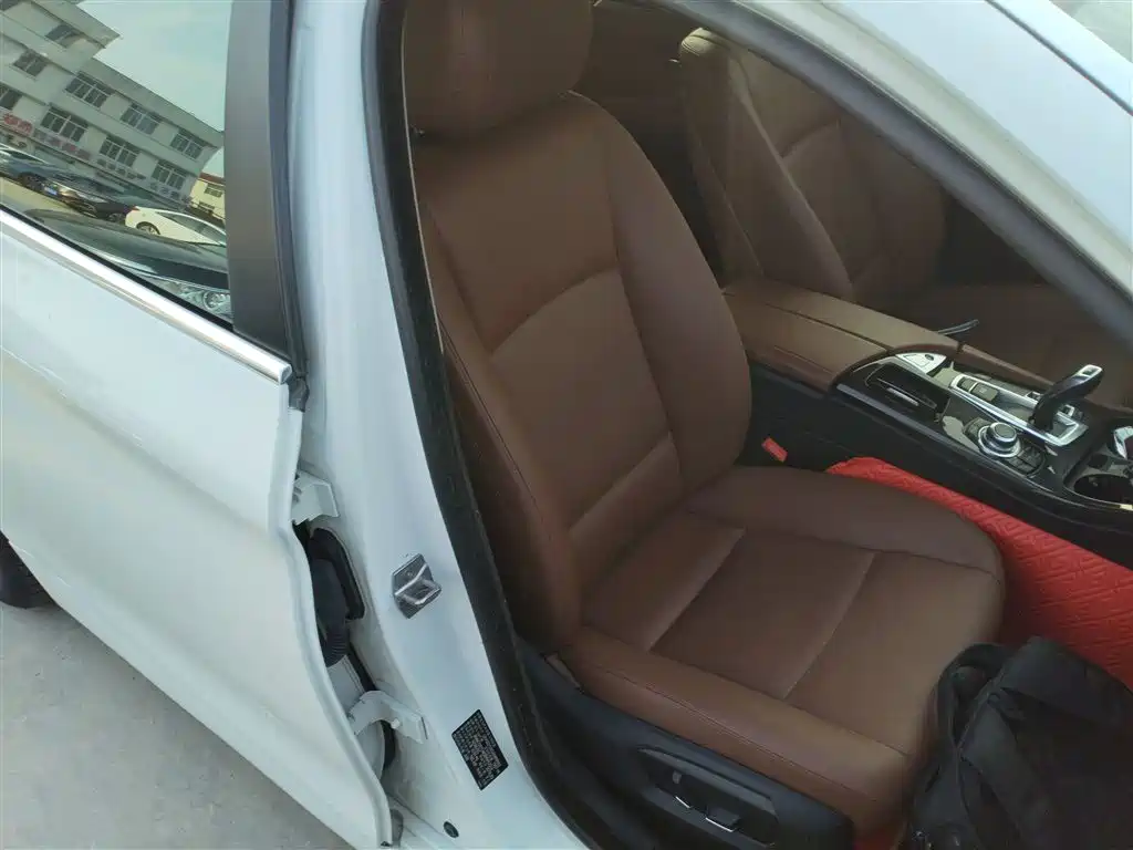 BMW 5 Series 2014 525Li Leading фото 25