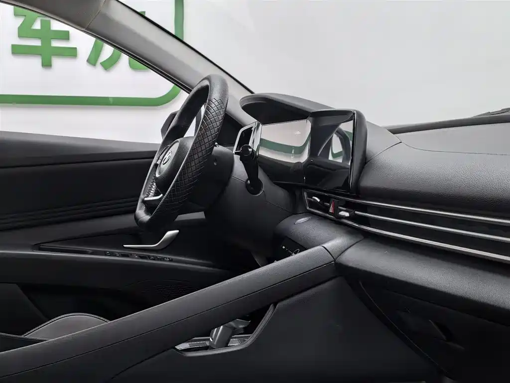 Hyundai Elantra 2022 1.5L CVT LUX Premium Edition фото 22