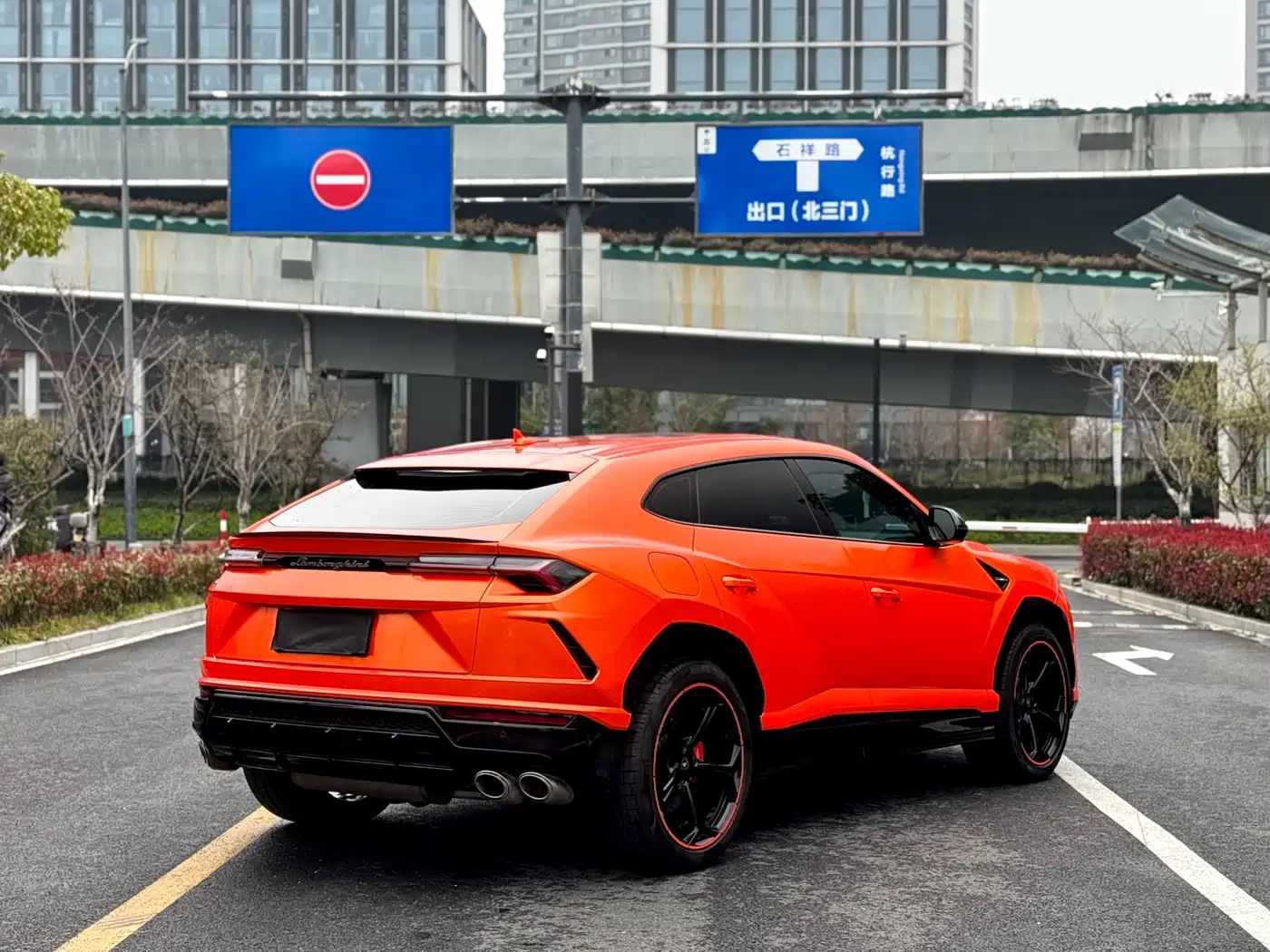 LAMBORGHINI URUS