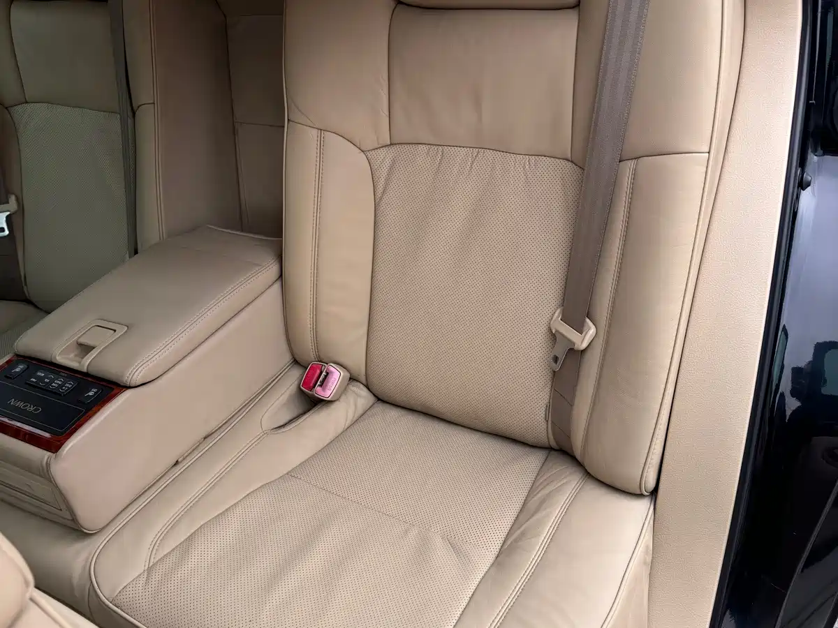 Фото 36 - Toyota Crown