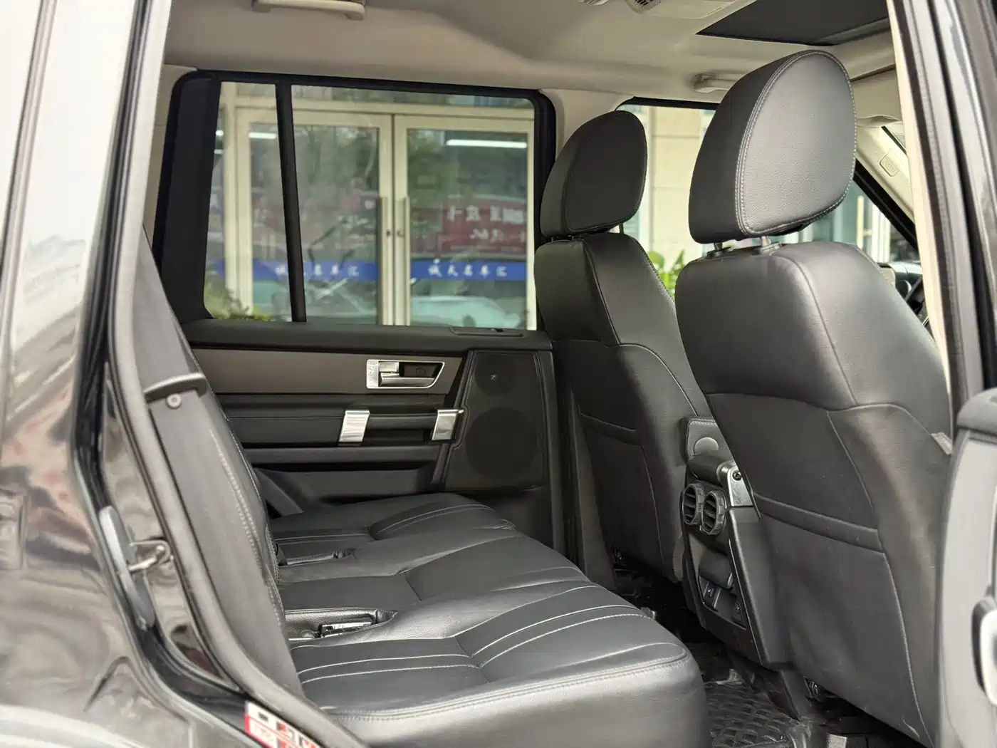 Land Rover Discovery 2015 3.0 SC V6 SE фото 12