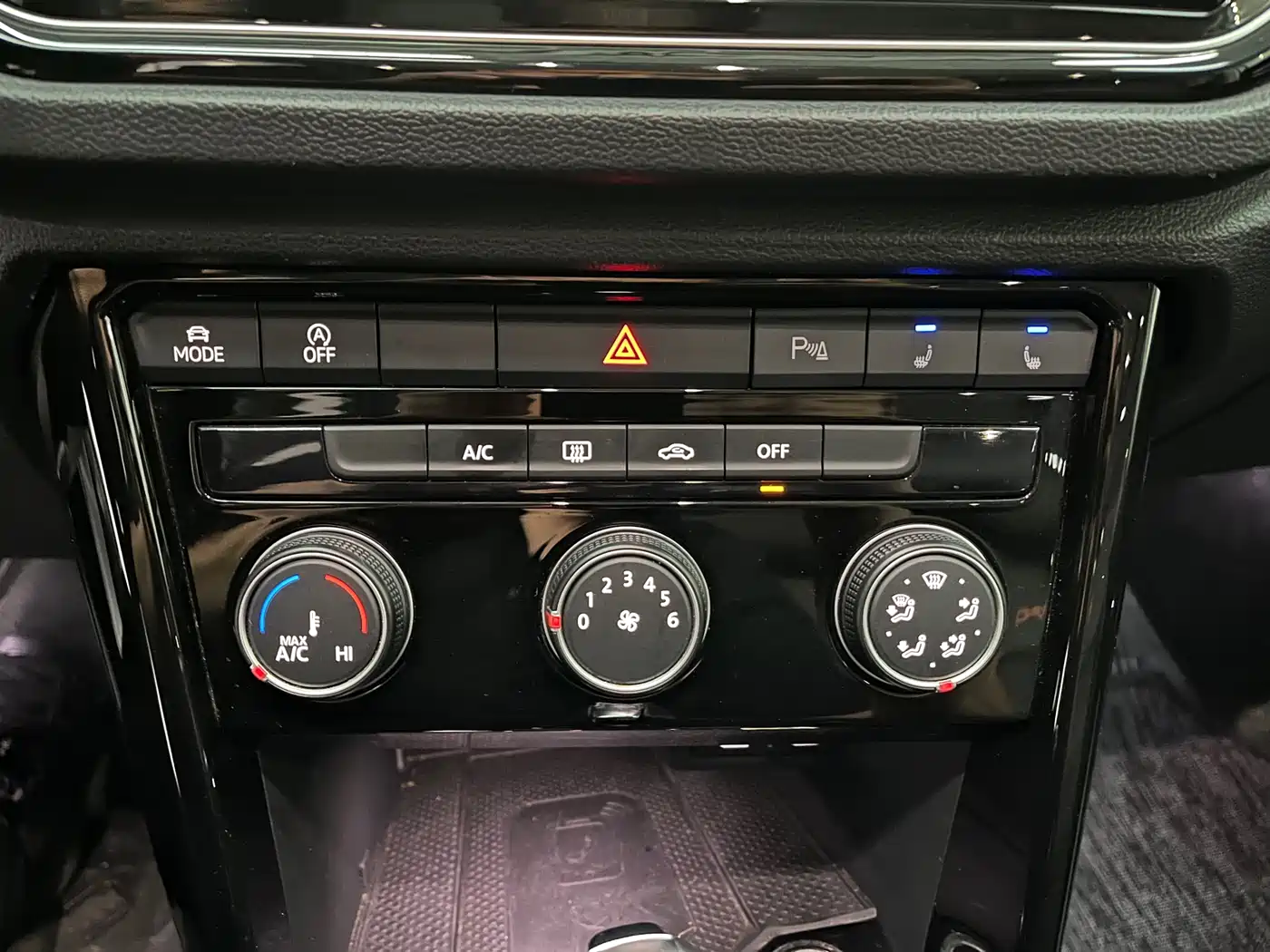 Volkswagen T-ROC 2021 280TSI DSG 2WD Comfort Smart Connect 30th Anniversary Edition фото 12
