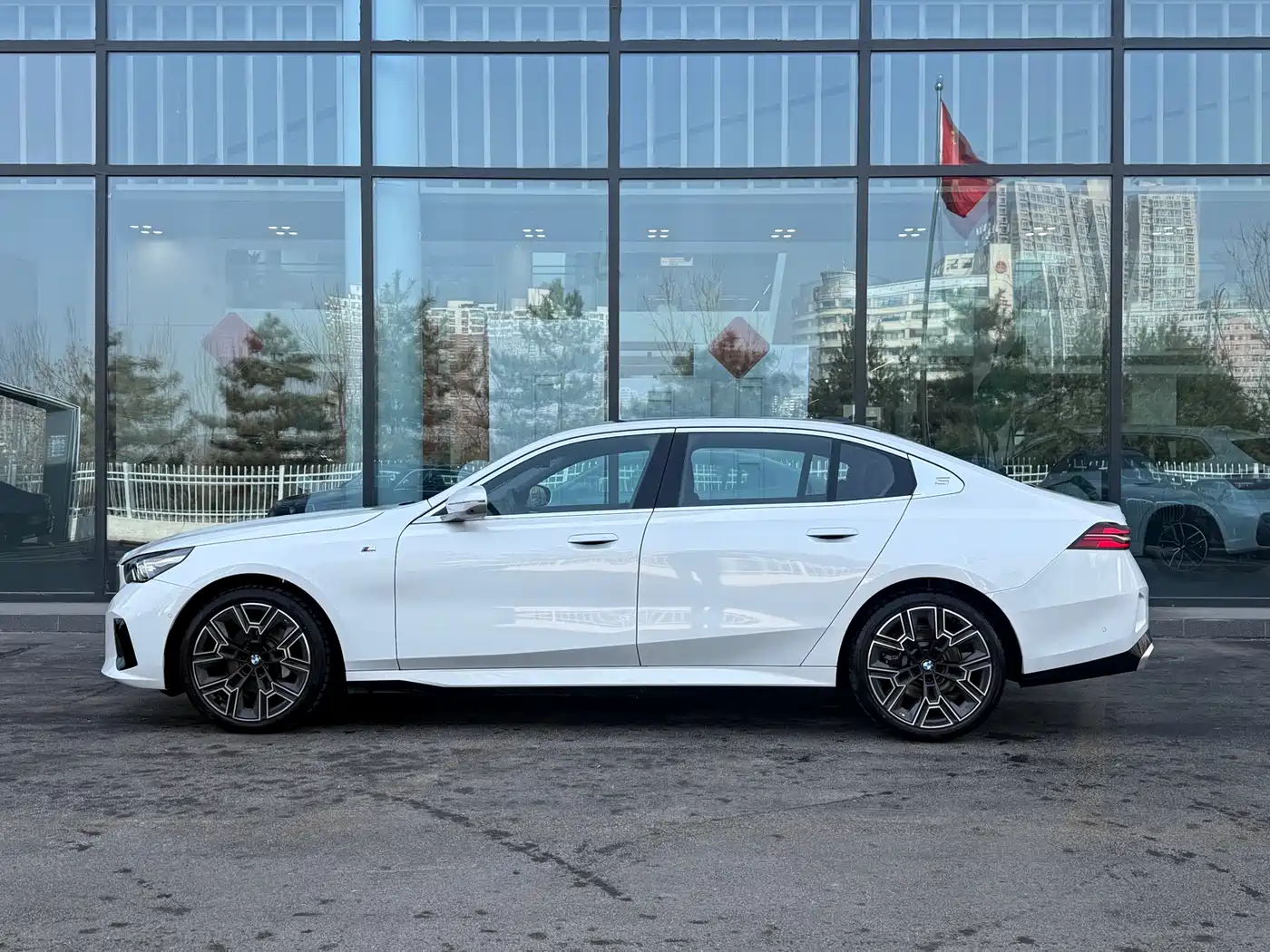 BMW 5 Series 2025 530Li Premium M Sport Package фото 3