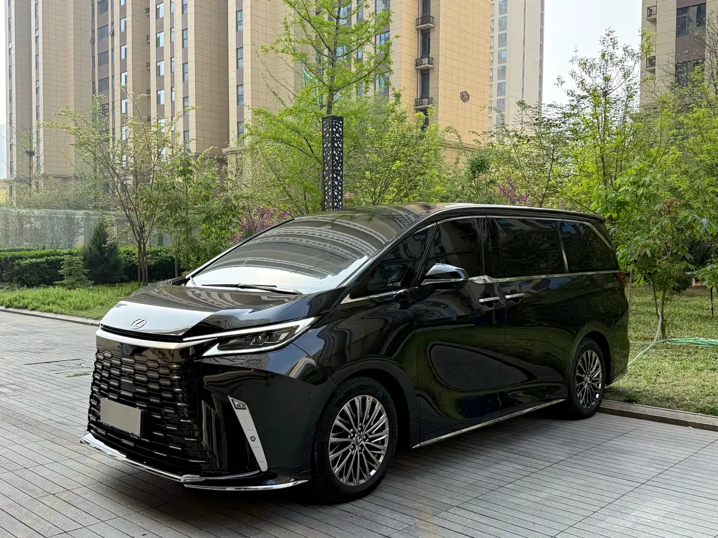 Lexus LM 2023 500h 6-Seater Prestige Edition фото 2