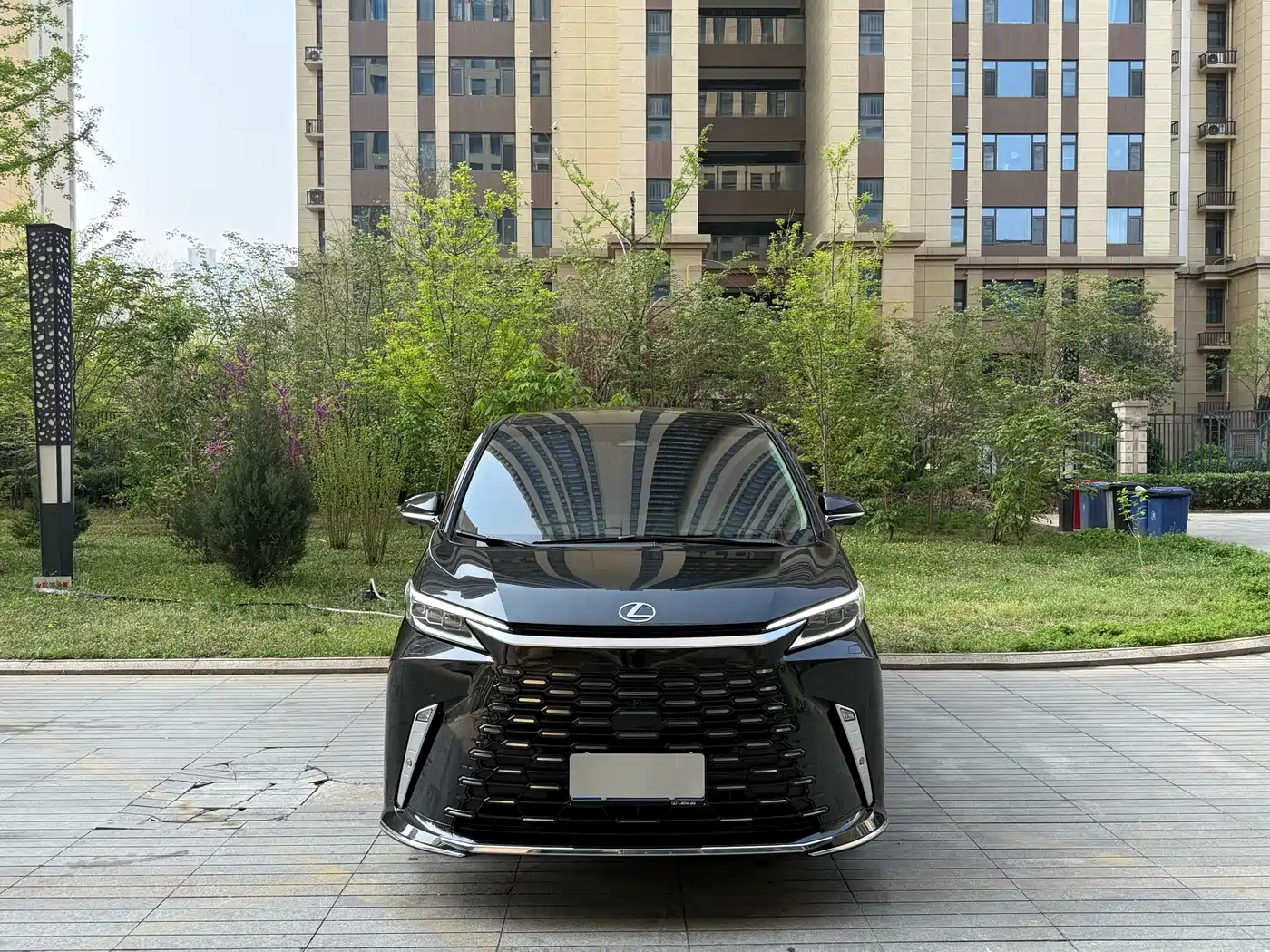 Lexus LM 2023 500h 6-Seater Prestige Edition фото 3
