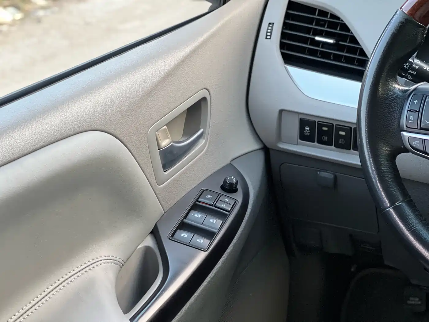 Toyota Sienna 2015 3.5L 2WD LE фото 21