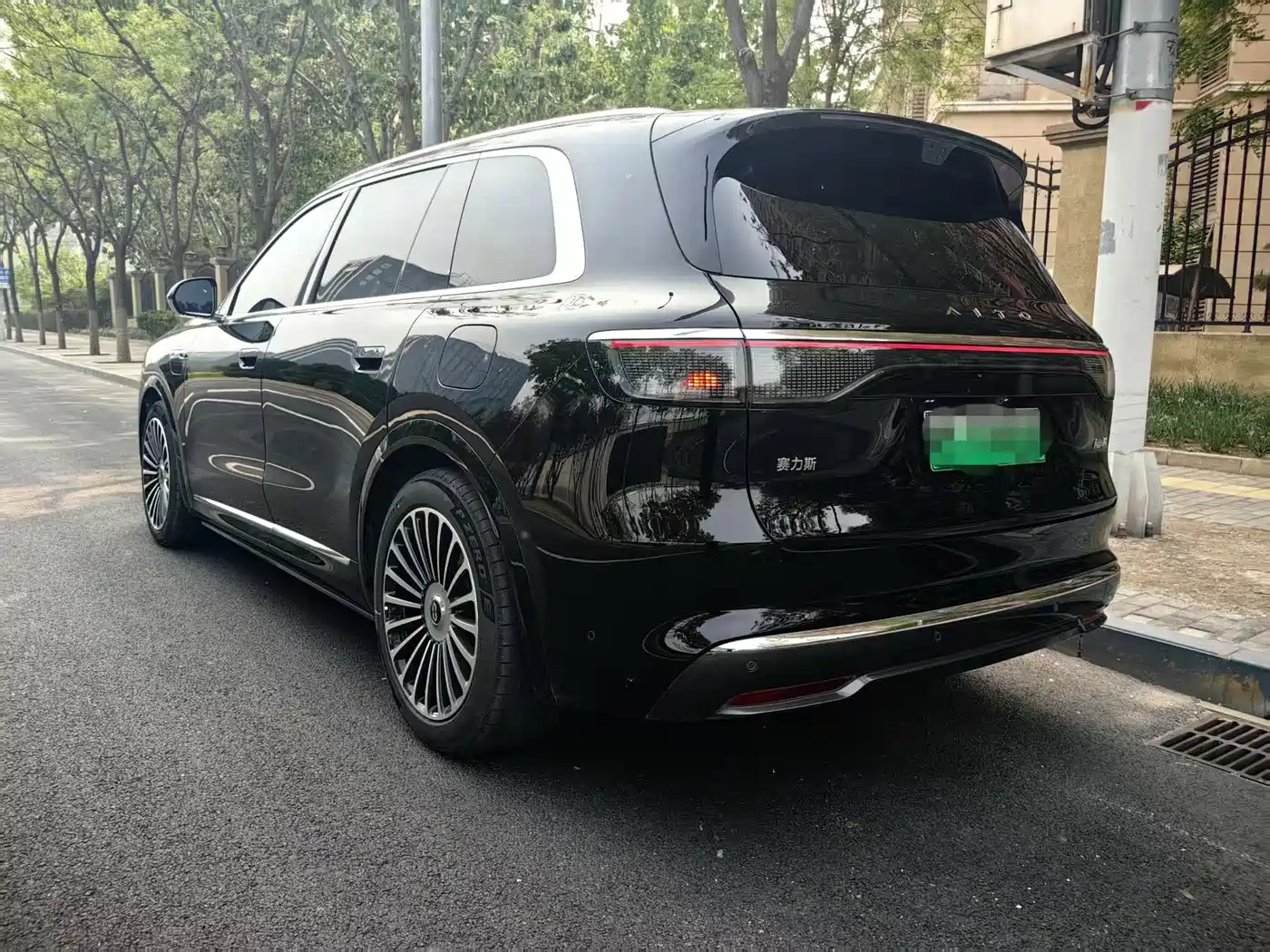 AITO Wenjie AITO M8 2025 Extended Range Ultra 53.4kWh 6-Seater фото 5