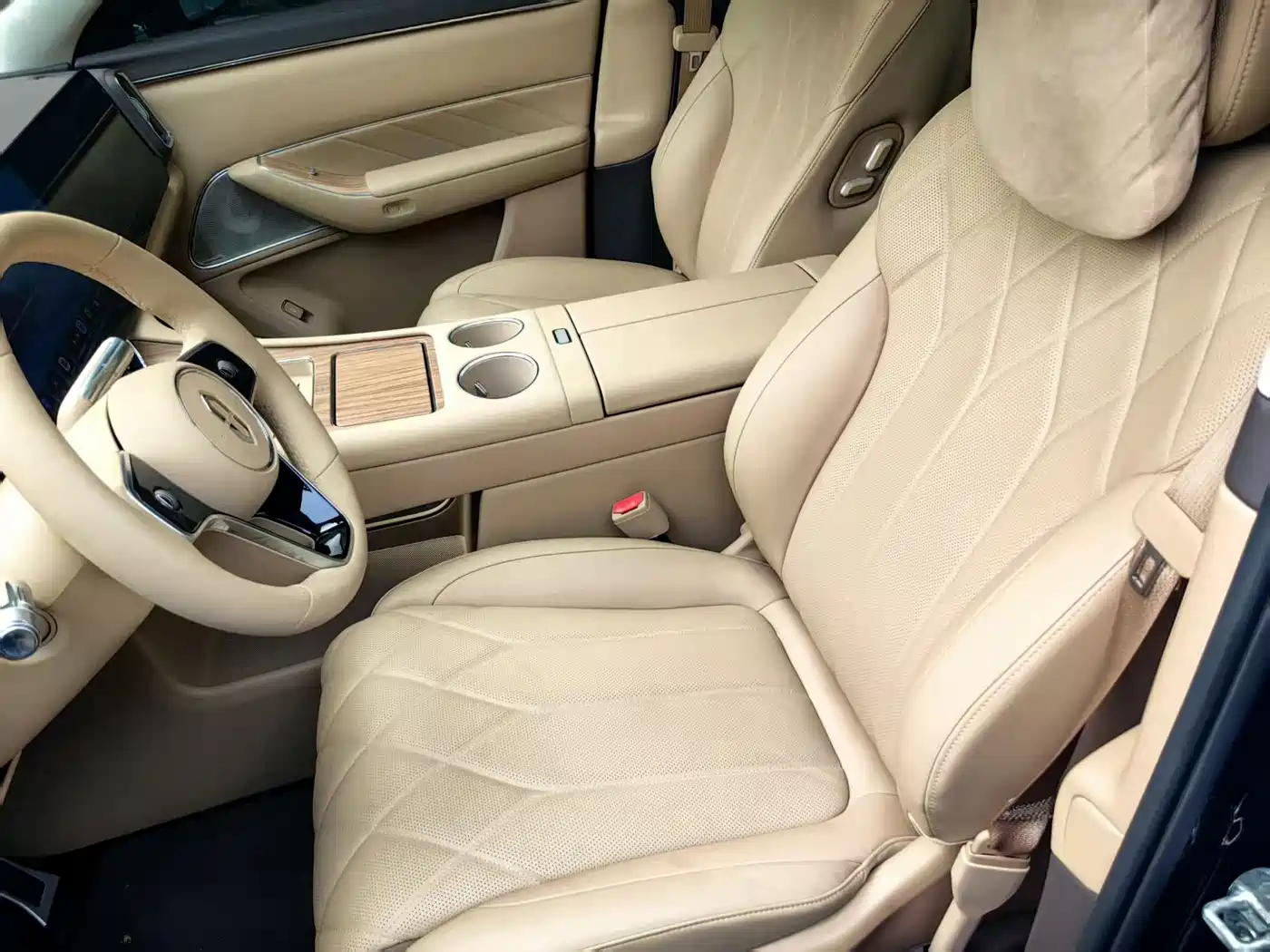 AITO Wenjie AITO M8 2025 Extended Range Ultra 53.4kWh 6-Seater фото 11