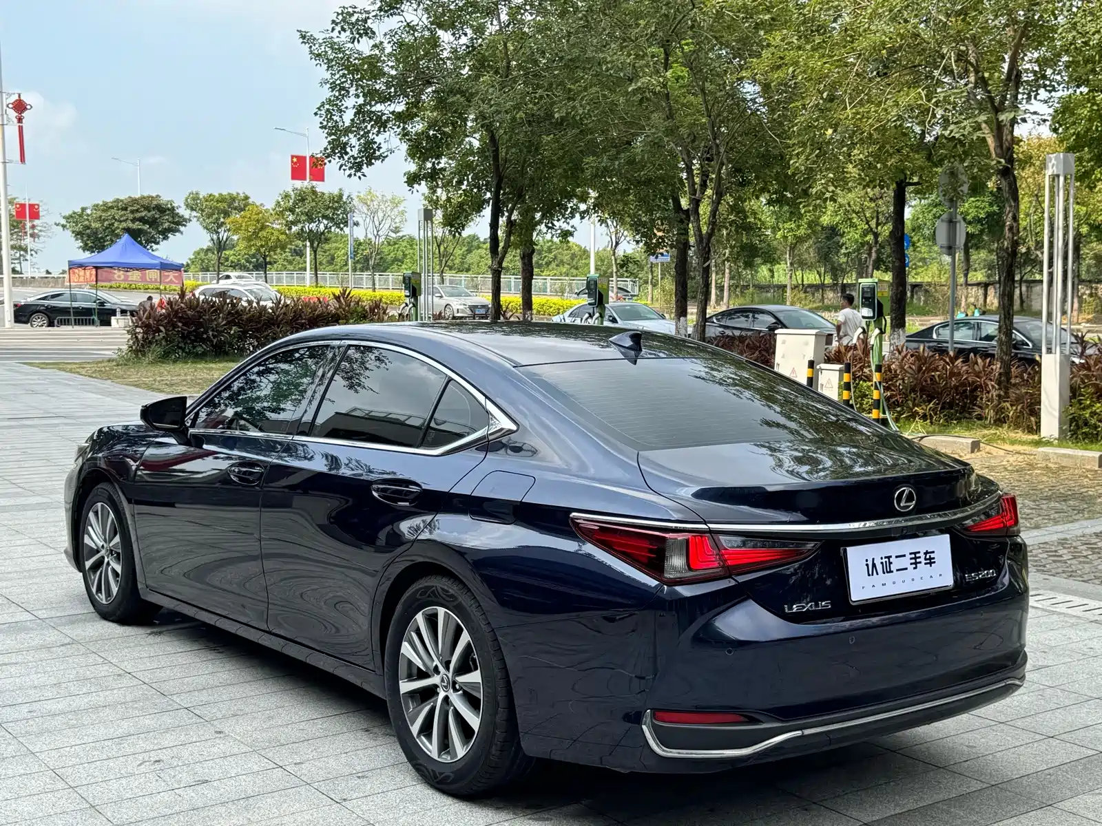 Фото 10 - Lexus ES