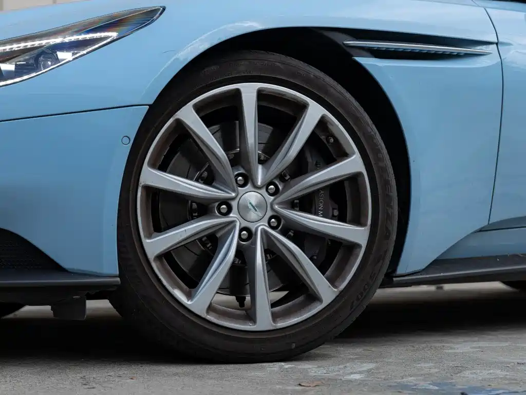 Фото 8 - Aston Martin DB11