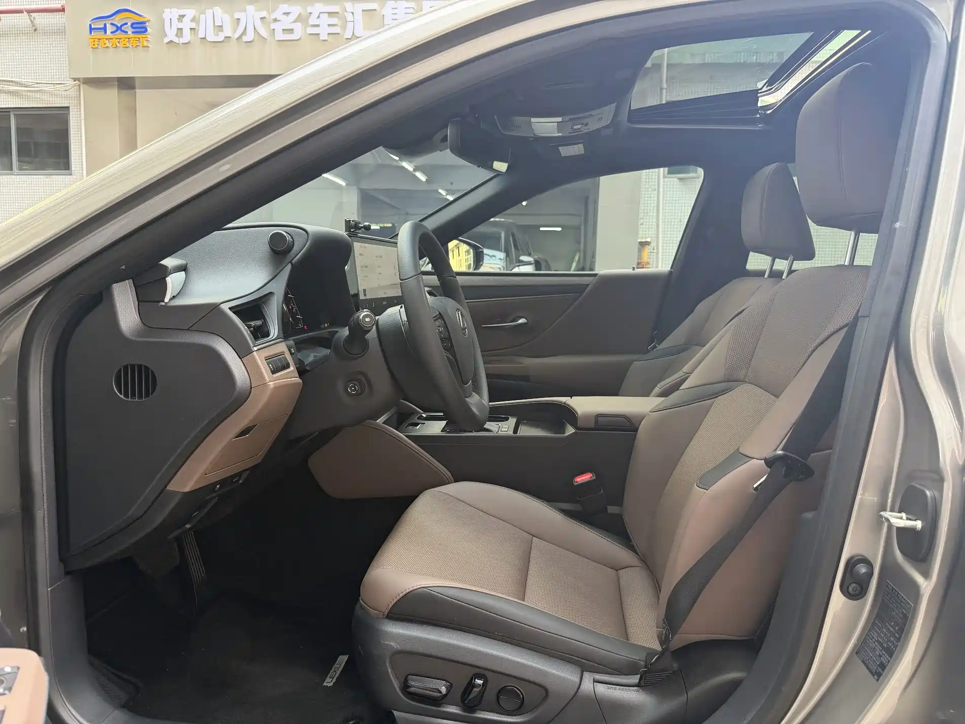 Фото 9 - Lexus ES