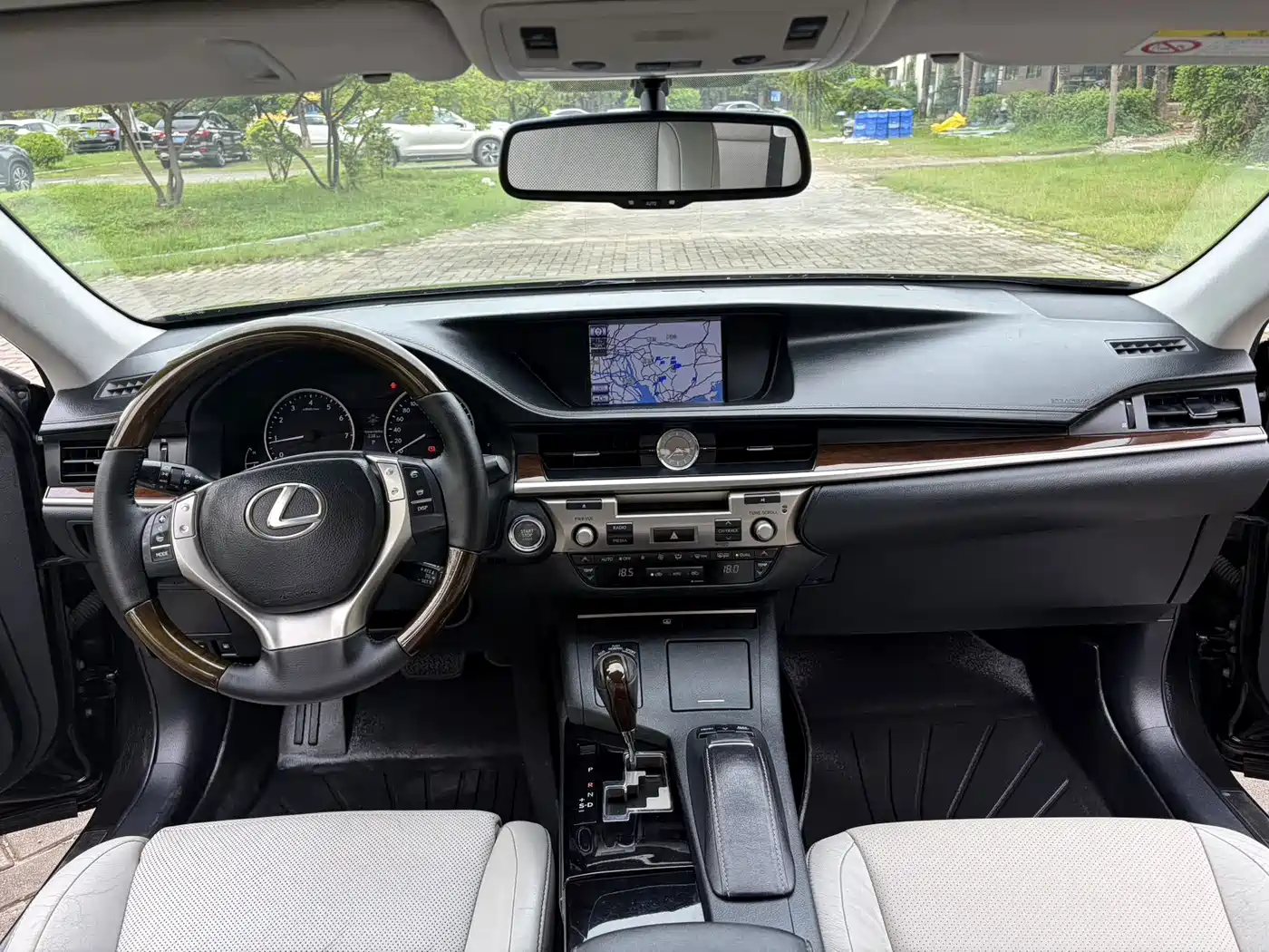 Photo 11 - Lexus ES
