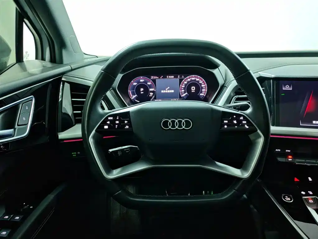 AUDI Q4 E TRON