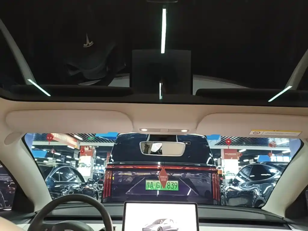 Фото 18 - Tesla Model 3