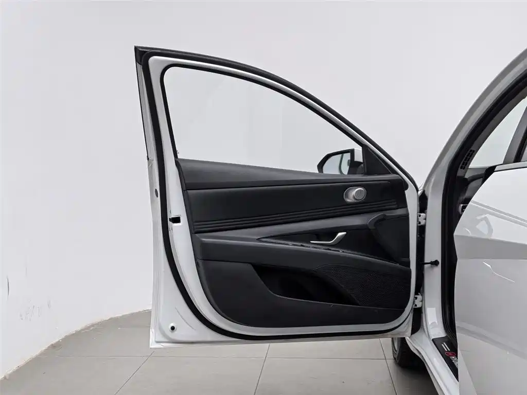Hyundai Elantra 2022 1.5L CVT LUX Premium Edition фото 8