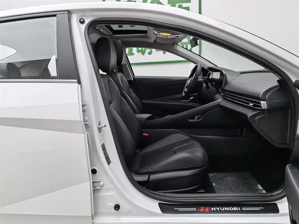 Hyundai Elantra 2022 1.5L CVT LUX Premium Edition фото 23