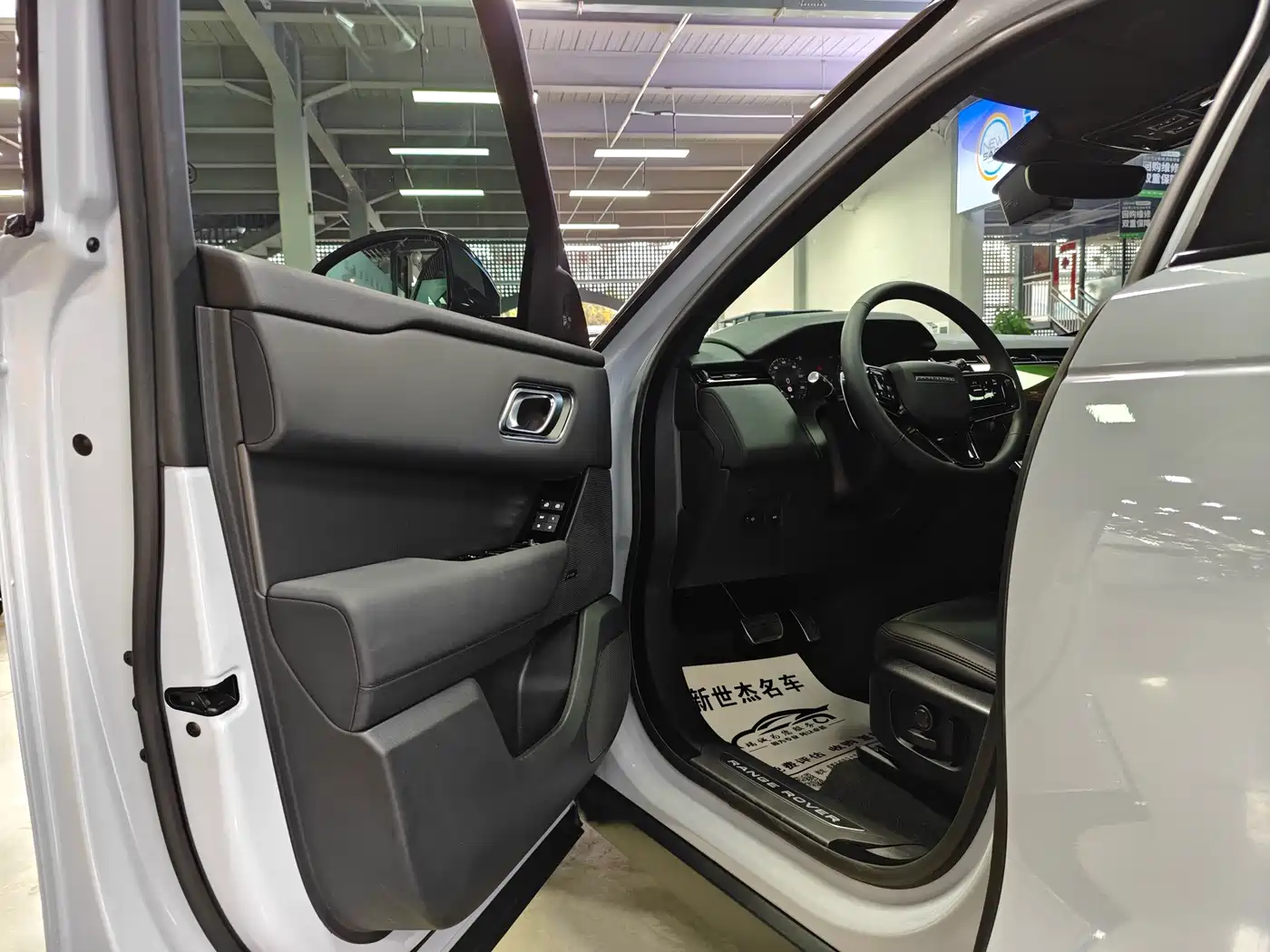 Land Rover Range Rover Velar 2024 Dynamic SE фото 7