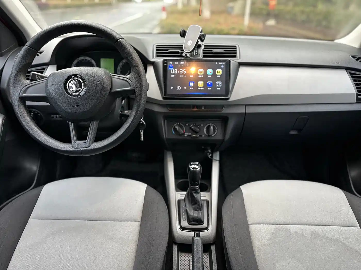 Škoda Fabia 2017 1.4L Auto Car Enjoy Edition фото 13