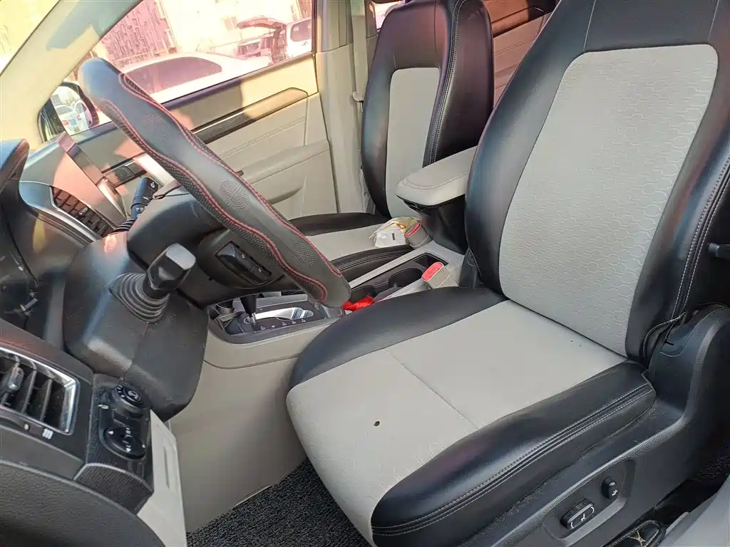 Chevrolet Captiva 2015 2.4L 2WD Urban Edition 5-seater фото 13
