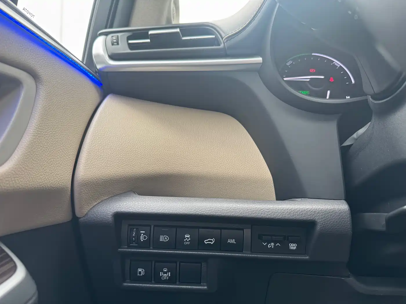 Toyota Granvia 2023 2.5L Hybrid Comfort Edition фото 28