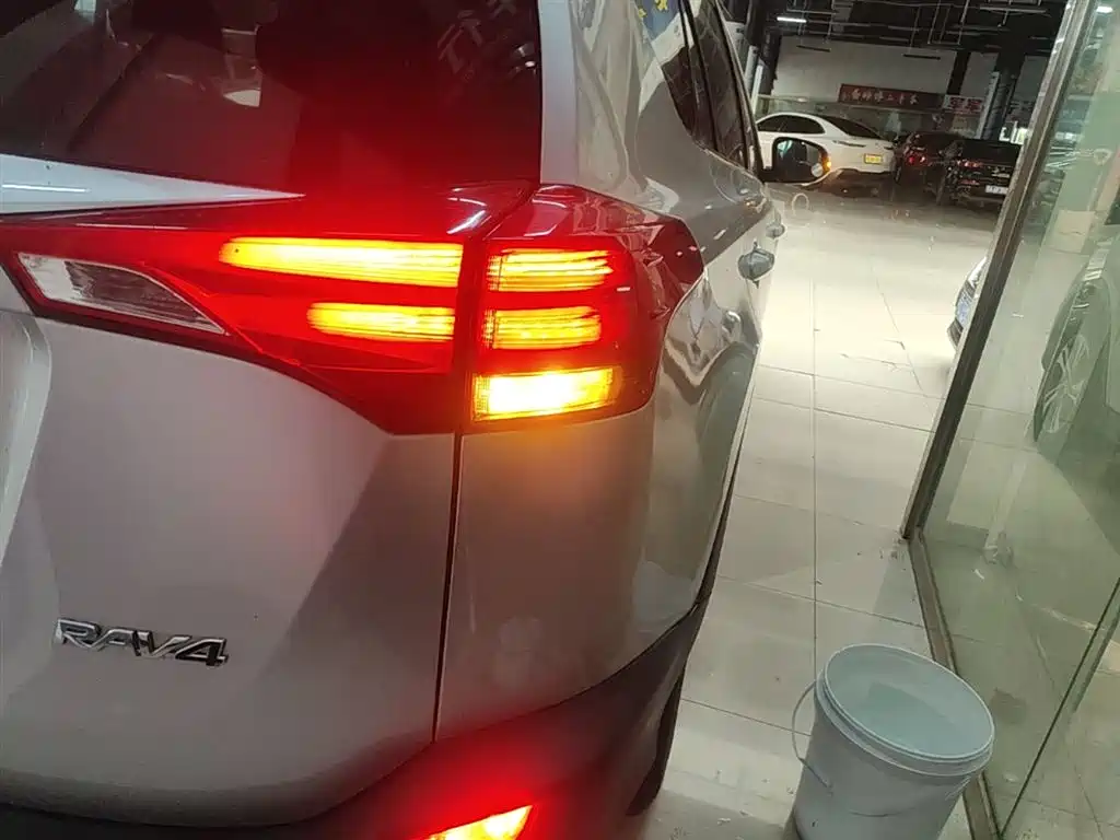 Toyota RAV4 Rongfang 2015 2.0L CVT 2WD Trend Edition фото 8