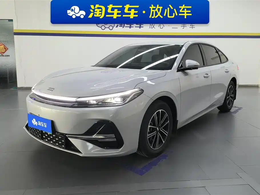 Geely Galaxy Galaxy A7 2025 EM-i 70km Luxury Edition
