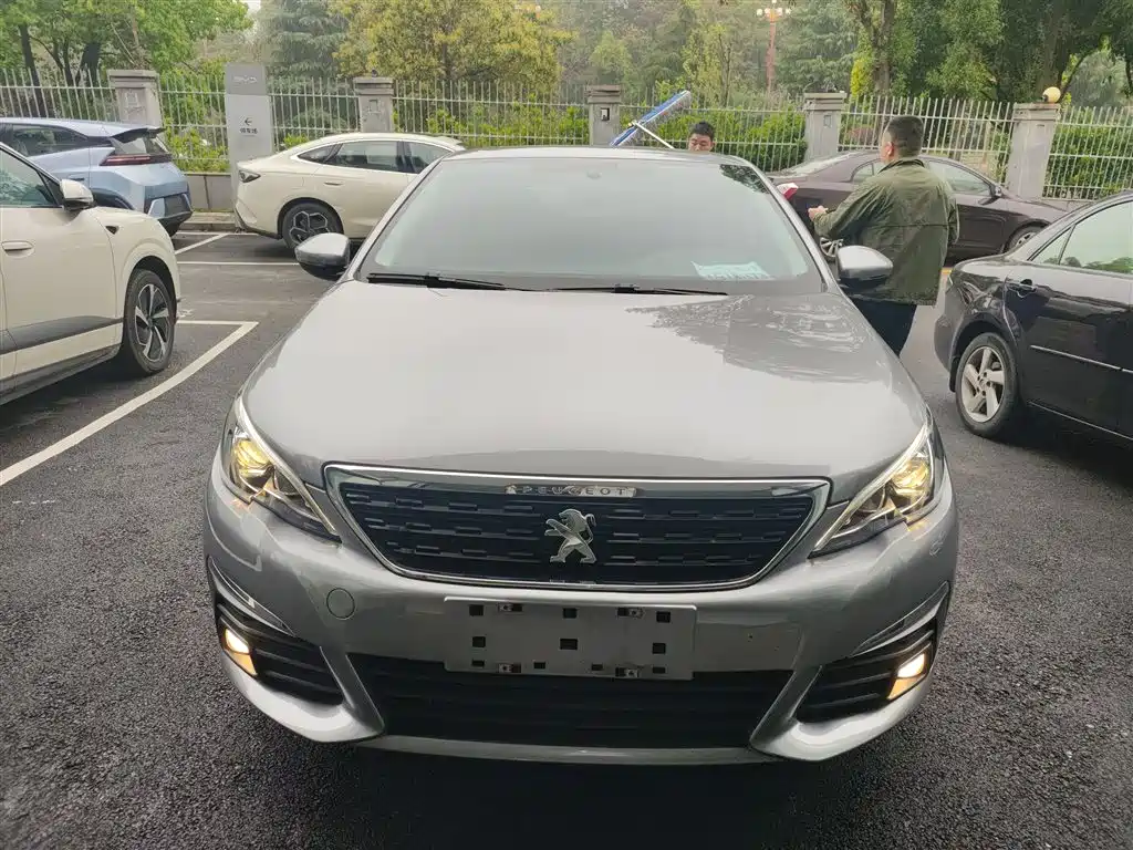 Peugeot 308 2018 1.6L Auto Luxury Edition фото 3