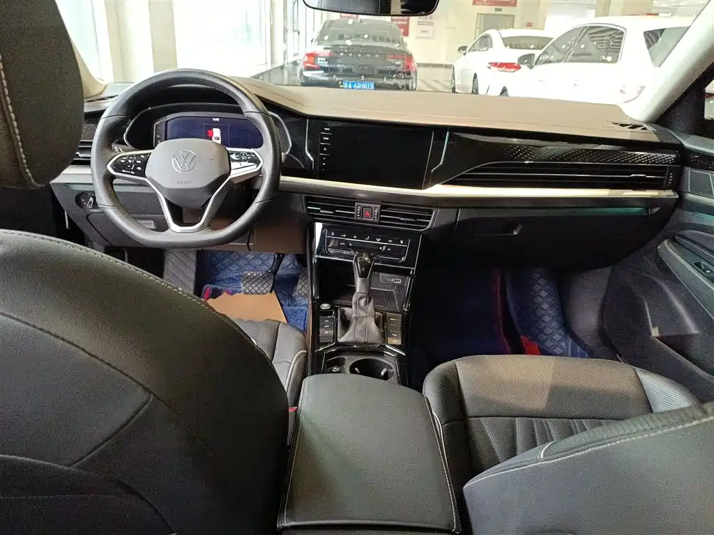 Volkswagen Passat 2023 330TSI Starlight Luxury Edition фото 6