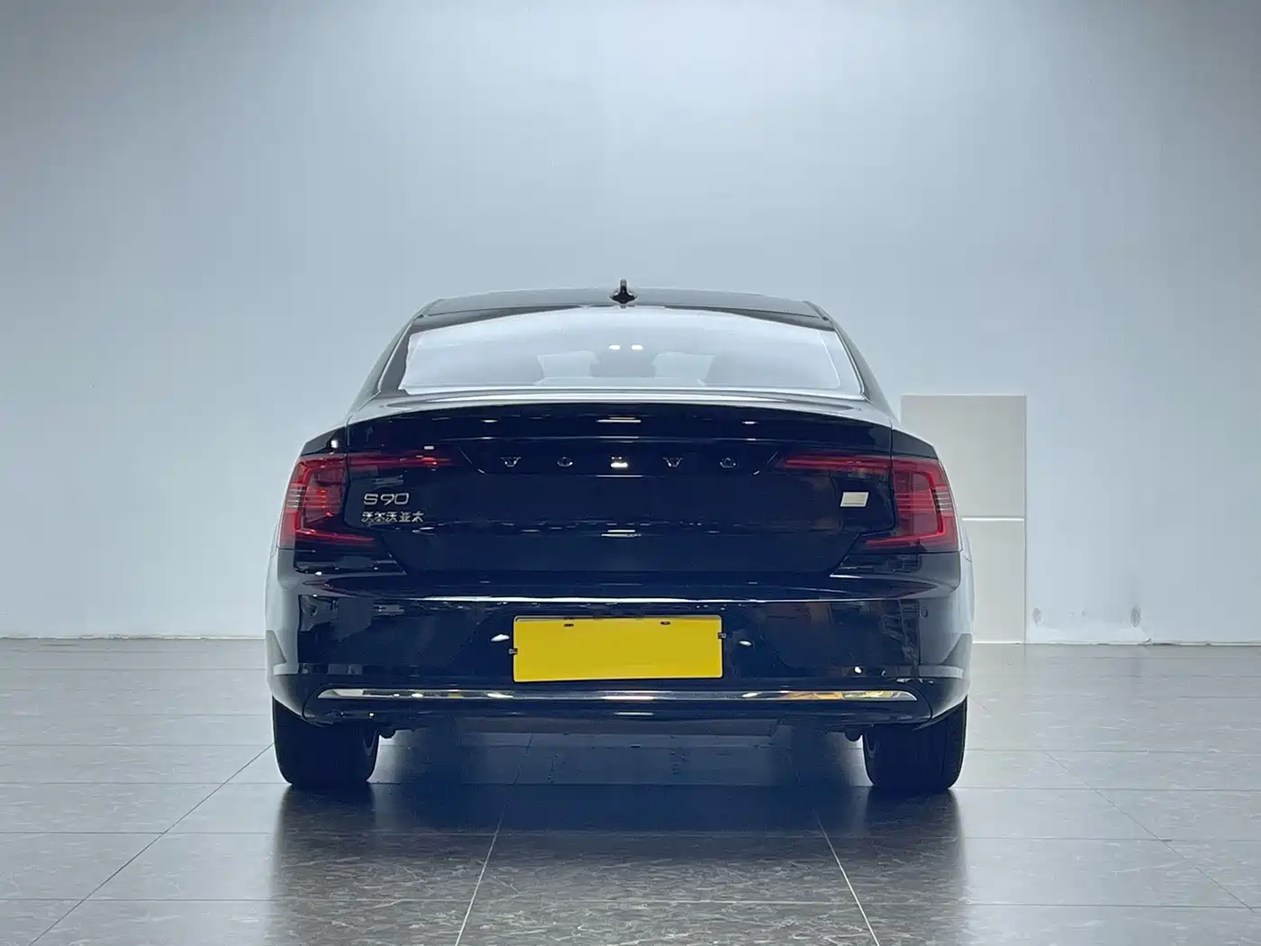 Volvo S90 Plug-in Hybrid 2022 2022 T8 Recharge Plug-in Hybrid Momentum Luxury Edition