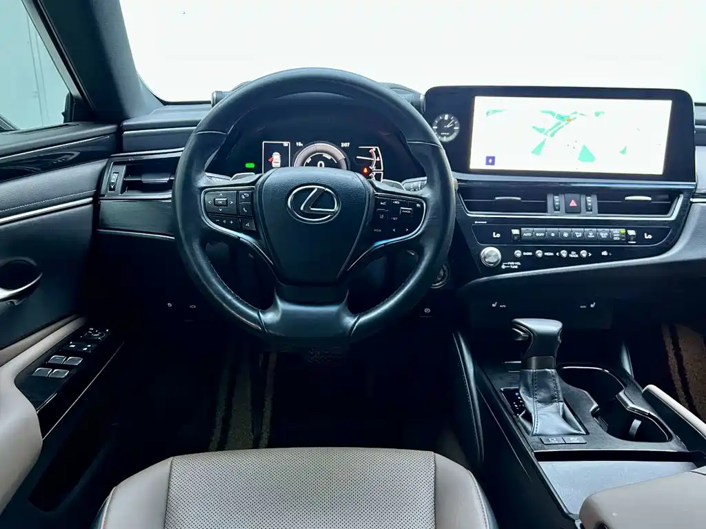 Фото 9 - Lexus ES