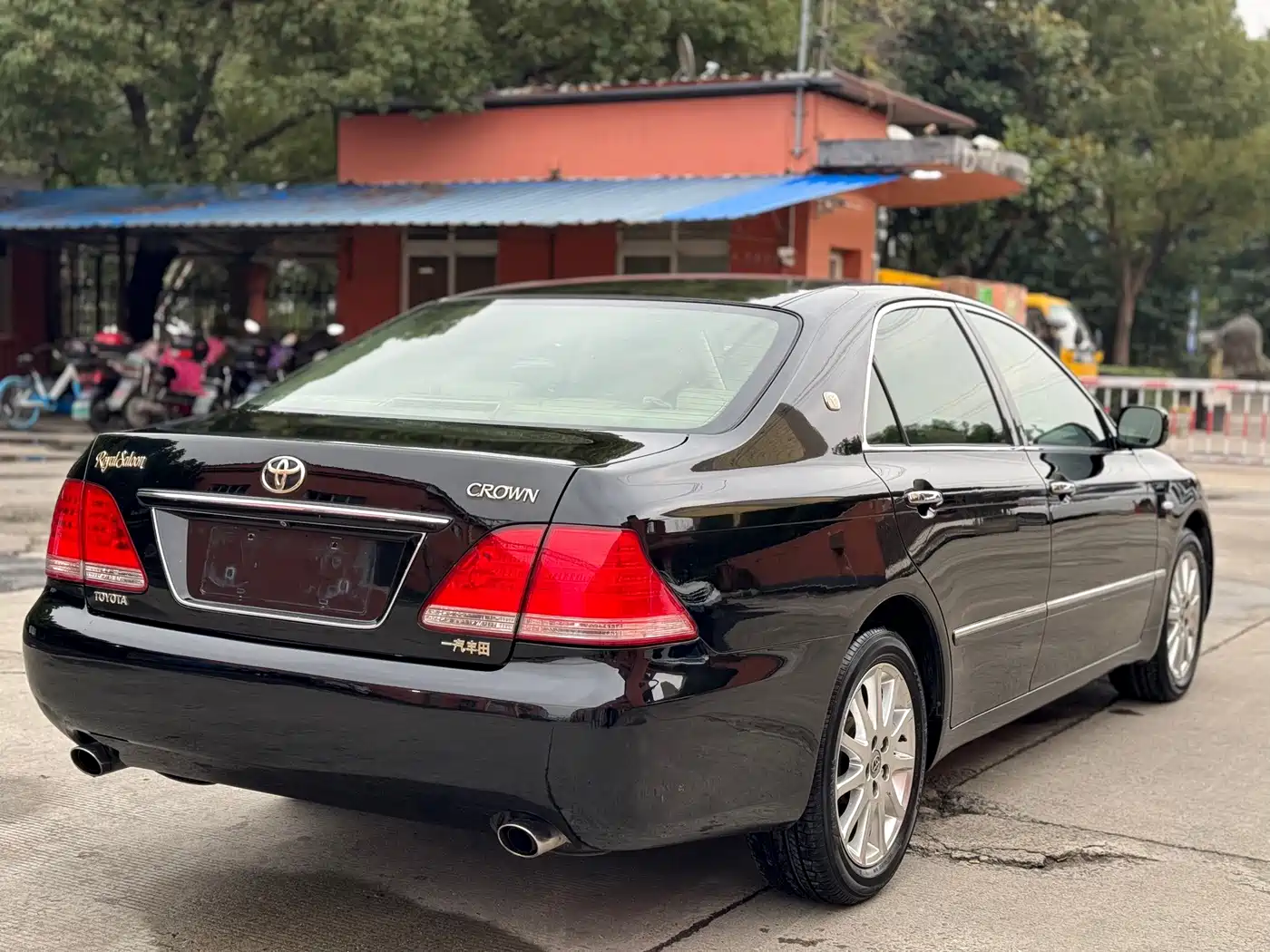 Фото 10 - Toyota Crown