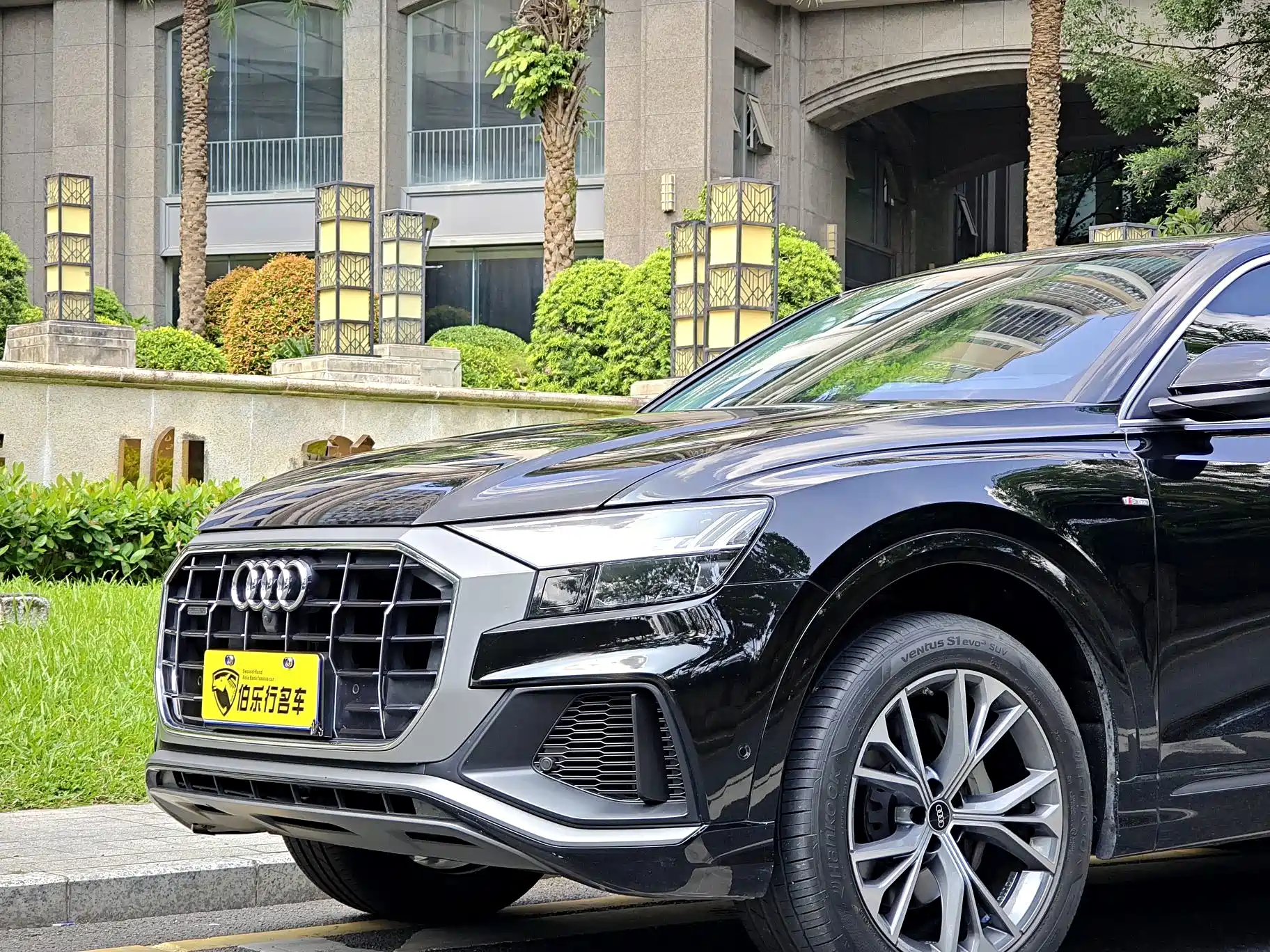 Фото 2 - Audi Q8