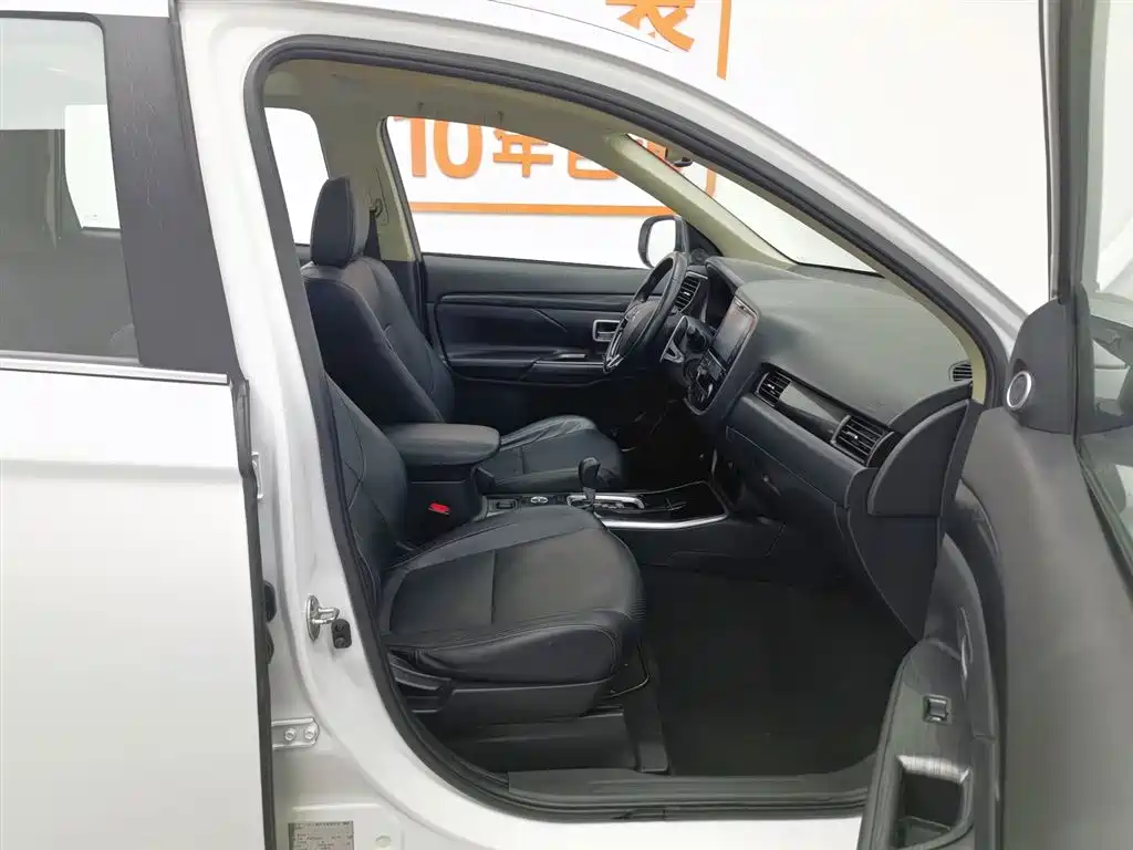 Mitsubishi Outlander 2018 2.4L 4WD Luxury Edition 7-seater фото 23